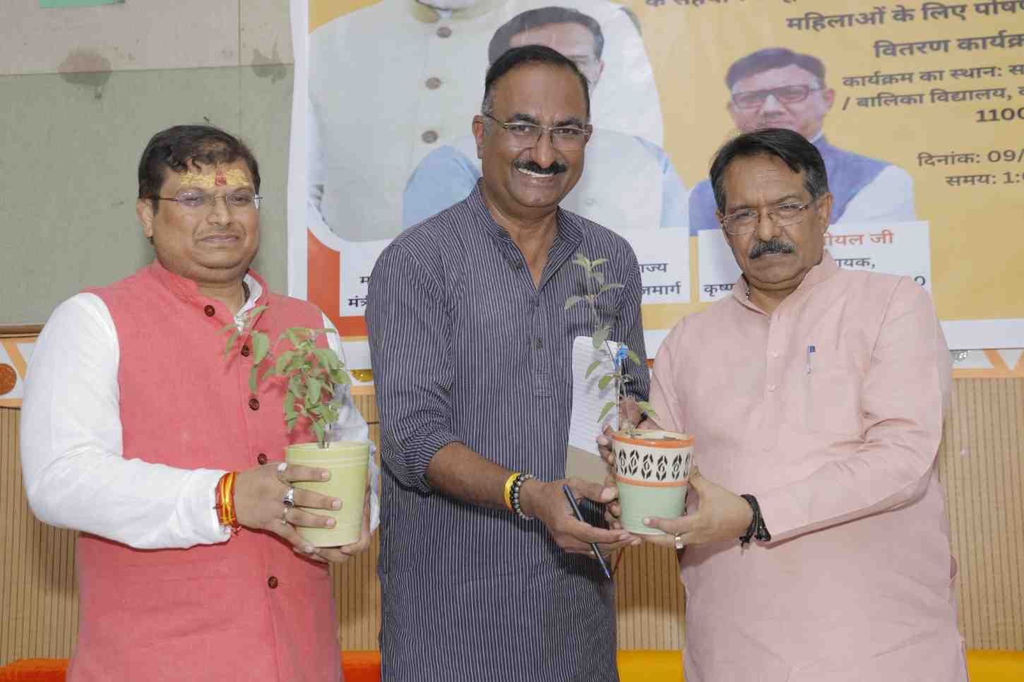 Minister distributing nutrition kits to women as part of POSHAN Abhiyaan in Delhi.
