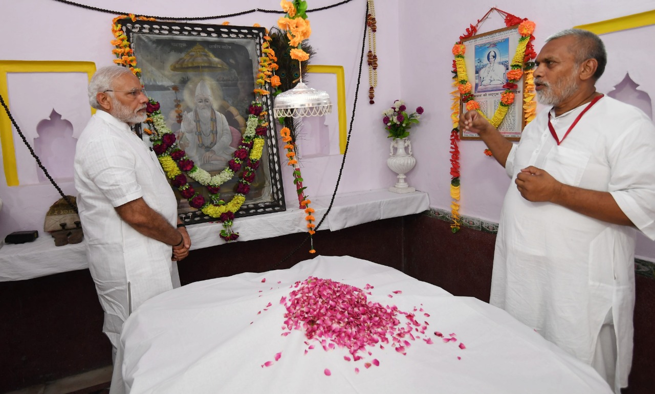 PM Modi offering tribute to Sant Kabir Das