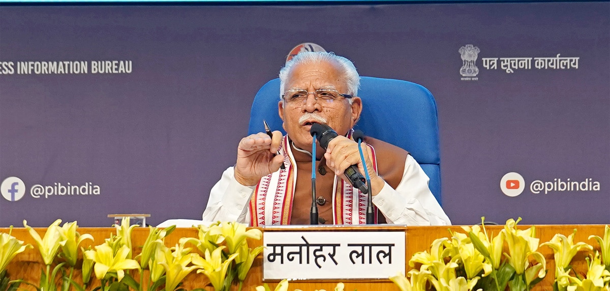  Scientist working with laboratory equipment, symbolizing biotech research.